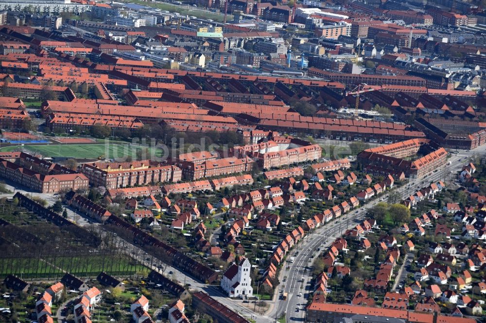 Kopenhagen von oben - Stadtrand und Außenbezirks- Wohngebiete im Ortsteil Vanlose in Kopenhagen in Dänemark