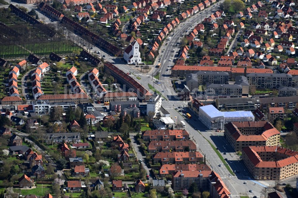 Kopenhagen aus der Vogelperspektive: Stadtrand und Außenbezirks- Wohngebiete im Ortsteil Vanlose in Kopenhagen in Dänemark