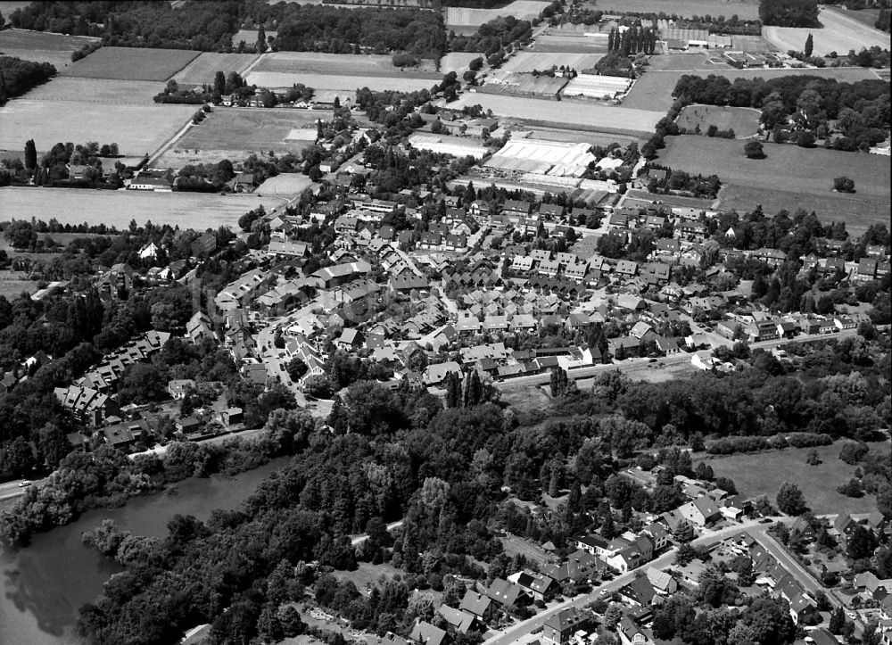 Krefeld von oben - Stadtrand und Außenbezirks- Wohngebiete im Ortsteil Verberg in Krefeld im Bundesland Nordrhein-Westfalen, Deutschland