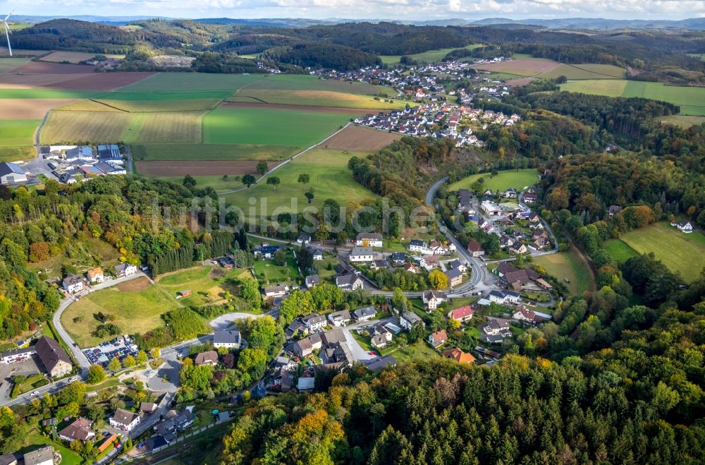 Balve von oben - Stadtrand und Außenbezirks- Wohngebiete im Ortsteil Volkringhausen in Balve im Bundesland Nordrhein-Westfalen, Deutschland