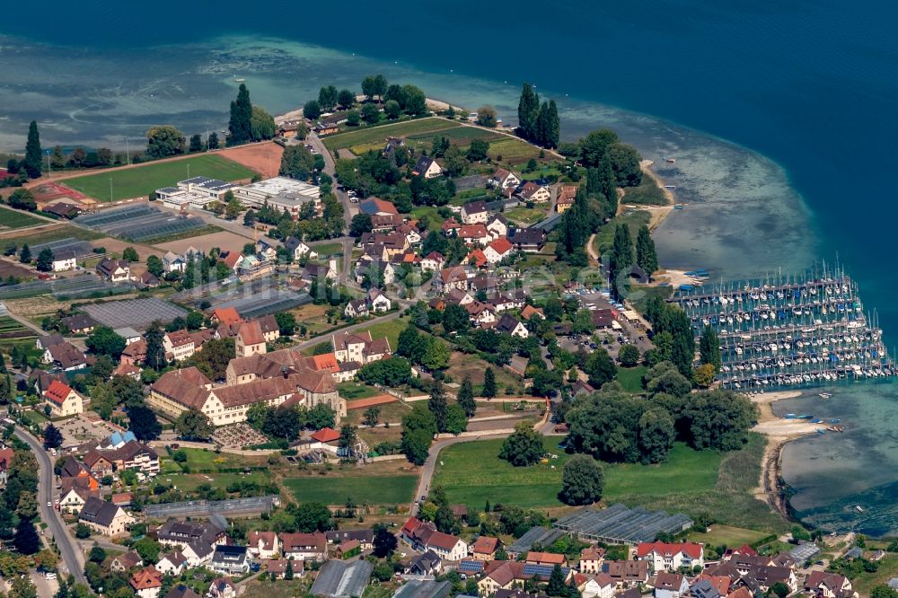 Reichenau aus der Vogelperspektive: Stadtrand und Außenbezirks- Wohngebiete in Reichenau im Bundesland Baden-Württemberg, Deutschland