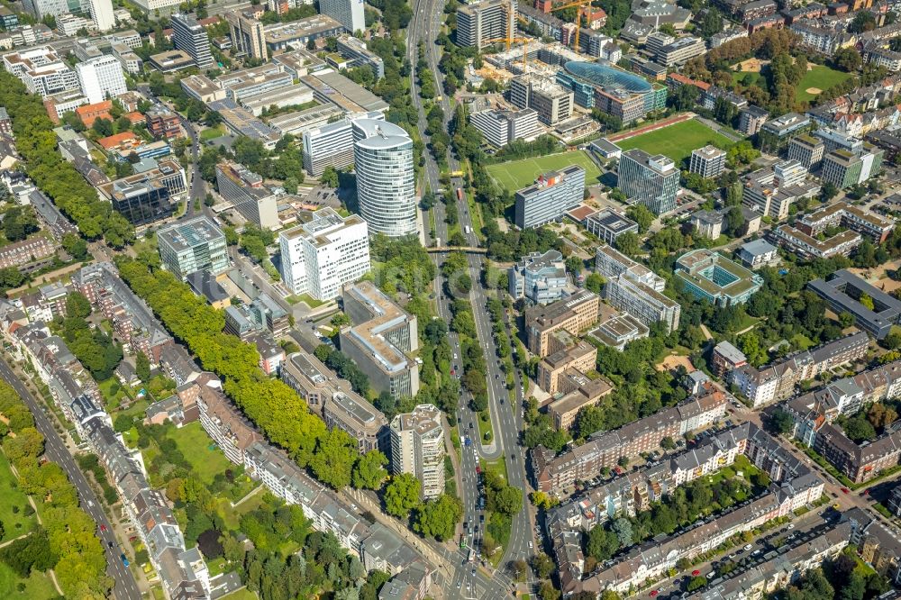 Düsseldorf aus der Vogelperspektive: Stadtrand und Außenbezirks- Wohngebiete rund um die Danziger Str. in Düsseldorf im Bundesland Nordrhein-Westfalen, Deutschland