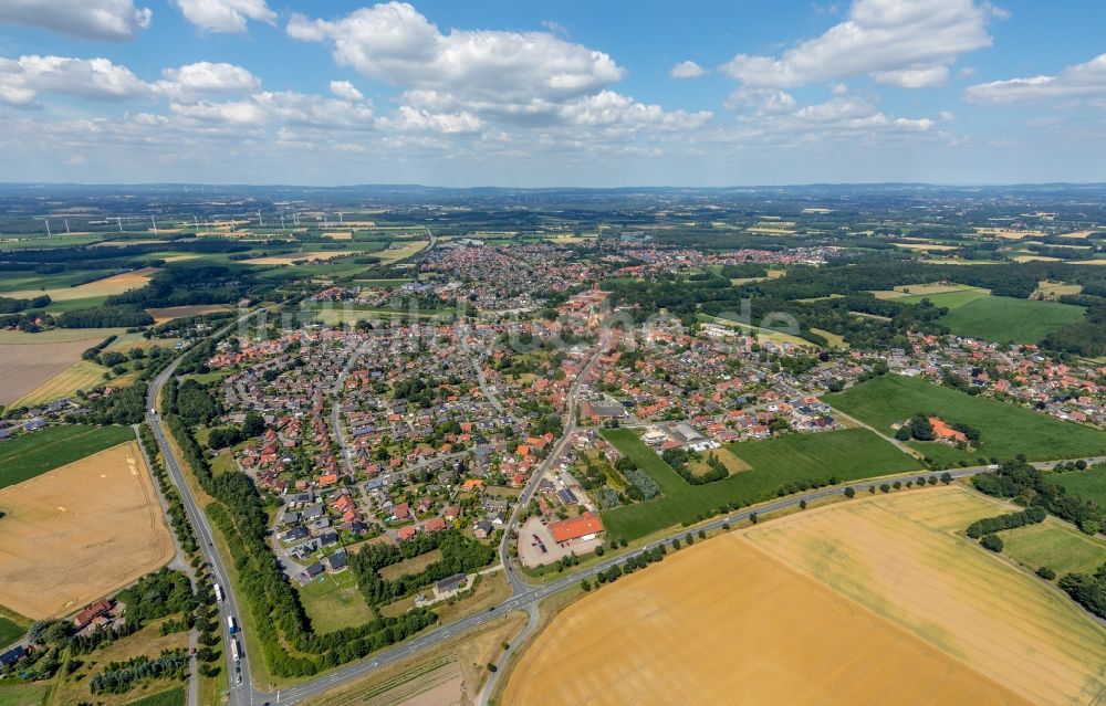 Luftaufnahme Sassenberg - Stadtrand und Außenbezirks- Wohngebiete in Sassenberg im Bundesland Nordrhein-Westfalen, Deutschland