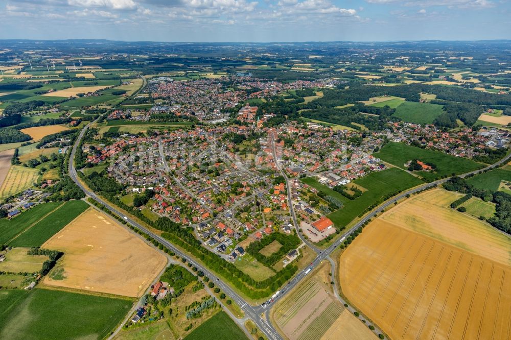 Sassenberg aus der Vogelperspektive: Stadtrand und Außenbezirks- Wohngebiete in Sassenberg im Bundesland Nordrhein-Westfalen, Deutschland