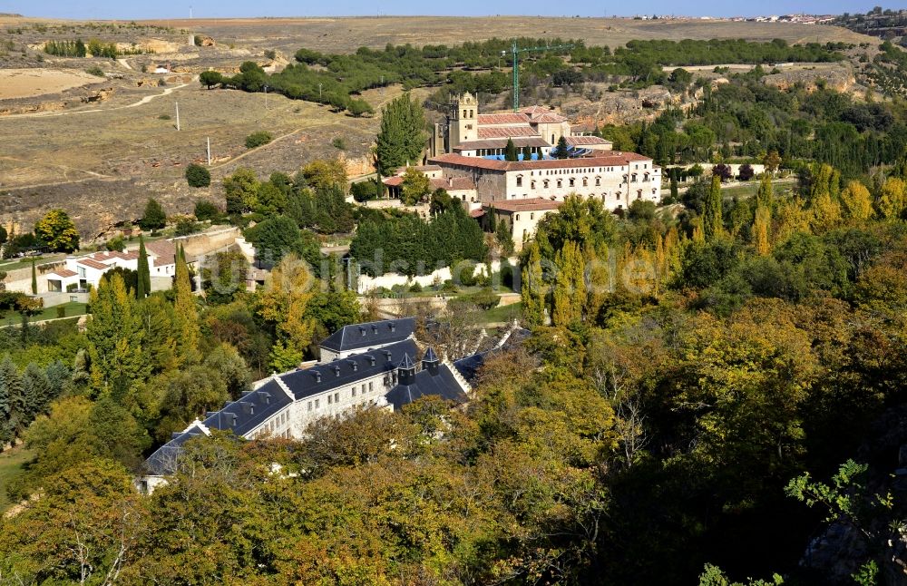 Segovia aus der Vogelperspektive: Stadtrand und Außenbezirks- Wohngebiete in Segovia in Castilla y León, Spanien