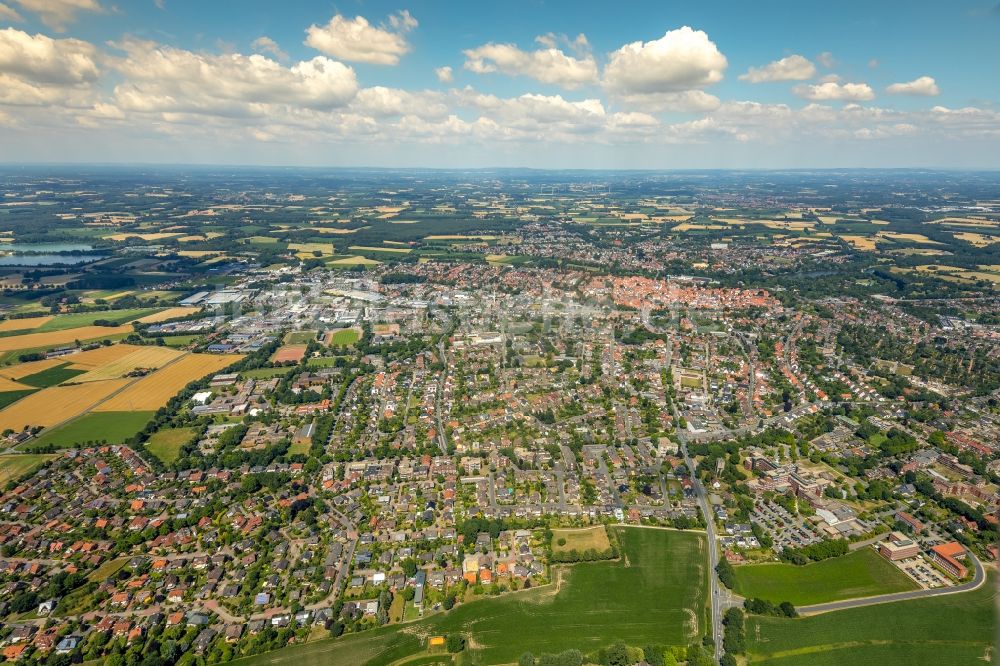 Luftaufnahme Warendorf - Stadtrand und Außenbezirks- Wohngebiete in Warendorf im Bundesland Nordrhein-Westfalen, Deutschland