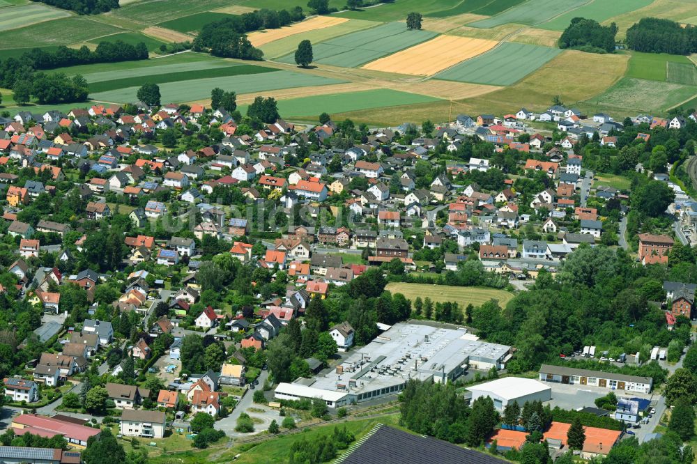 Neuenmarkt von oben - Stadtrand und Außenbezirks- Wohngebiete mit dem Werksgelände der BayWa AG in Neuenmarkt im Bundesland Bayern, Deutschland