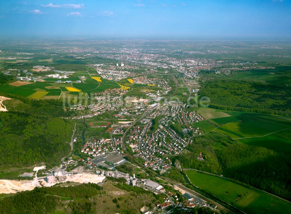 Blaustein von oben - Stadtrand mit landwirtschaftlichen Feldern in Blaustein im Bundesland Baden-Württemberg, Deutschland