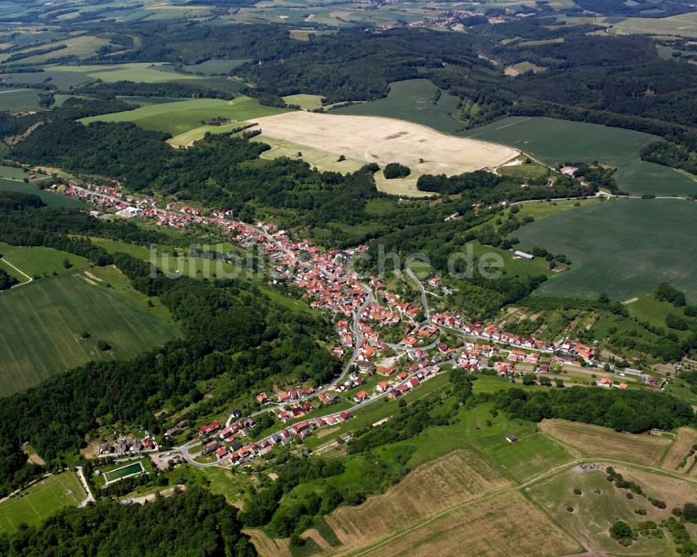 Brehme von oben - Stadtrand mit landwirtschaftlichen Feldern in Brehme im Bundesland Thüringen, Deutschland