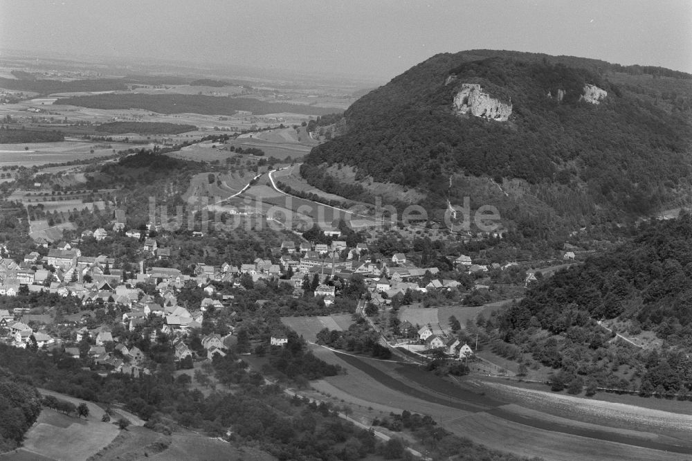 Heubach von oben - Stadtrand mit landwirtschaftlichen Feldern und der Burgruine Rosenstein in Heubach im Bundesland Baden-Württemberg, Deutschland