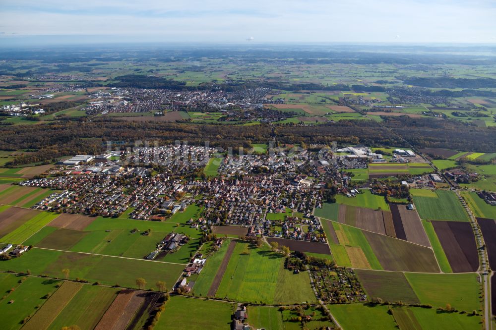 Dietenheim aus der Vogelperspektive: Stadtrand mit landwirtschaftlichen Feldern in Dietenheim im Bundesland Baden-Württemberg, Deutschland