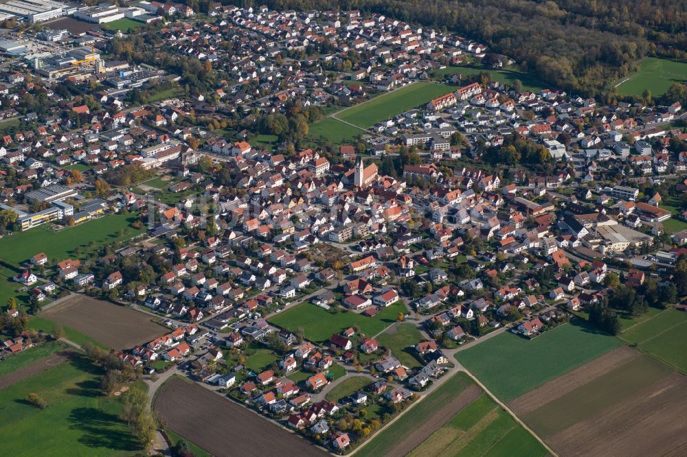 Dietenheim aus der Vogelperspektive: Stadtrand mit landwirtschaftlichen Feldern in Dietenheim im Bundesland Baden-Württemberg, Deutschland