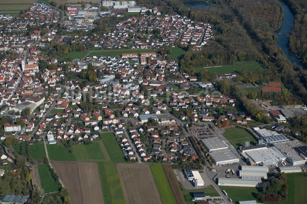 Luftaufnahme Dietenheim - Stadtrand mit landwirtschaftlichen Feldern in Dietenheim im Bundesland Baden-Württemberg, Deutschland