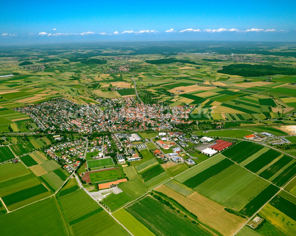 Ergenzingen von oben - Stadtrand mit landwirtschaftlichen Feldern in Ergenzingen im Bundesland Baden-Württemberg, Deutschland