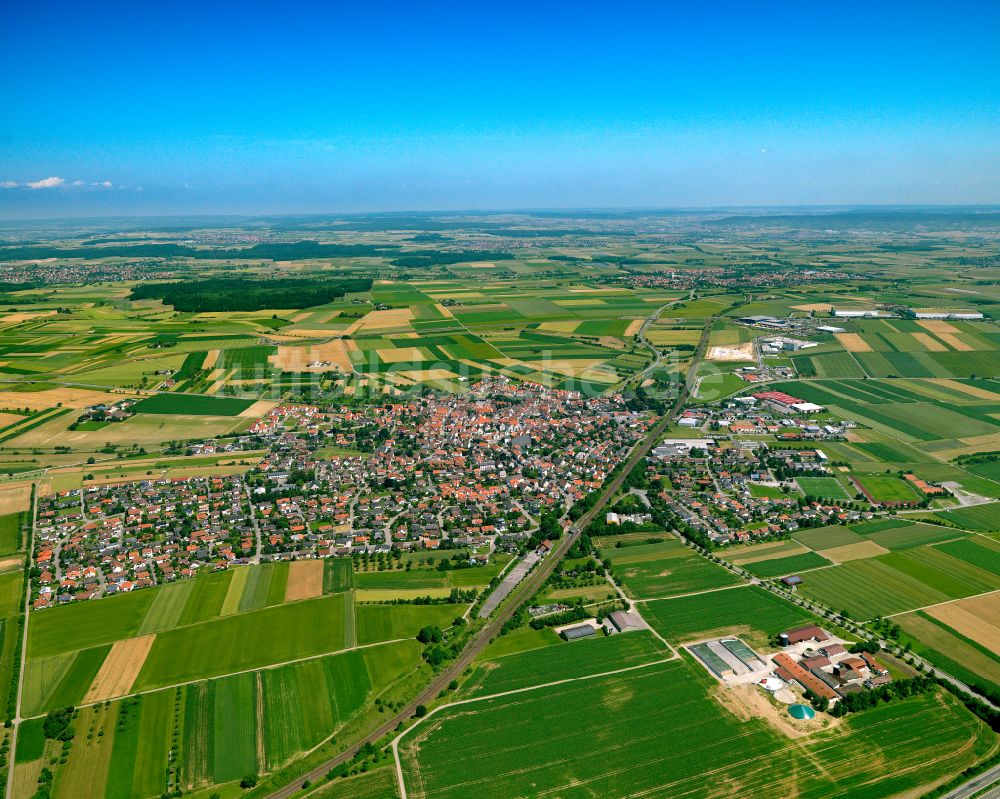 Ergenzingen aus der Vogelperspektive: Stadtrand mit landwirtschaftlichen Feldern in Ergenzingen im Bundesland Baden-Württemberg, Deutschland