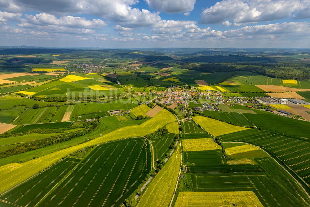 Erkeln von oben - Stadtrand mit landwirtschaftlichen Feldern in Erkeln im Bundesland Nordrhein-Westfalen, Deutschland