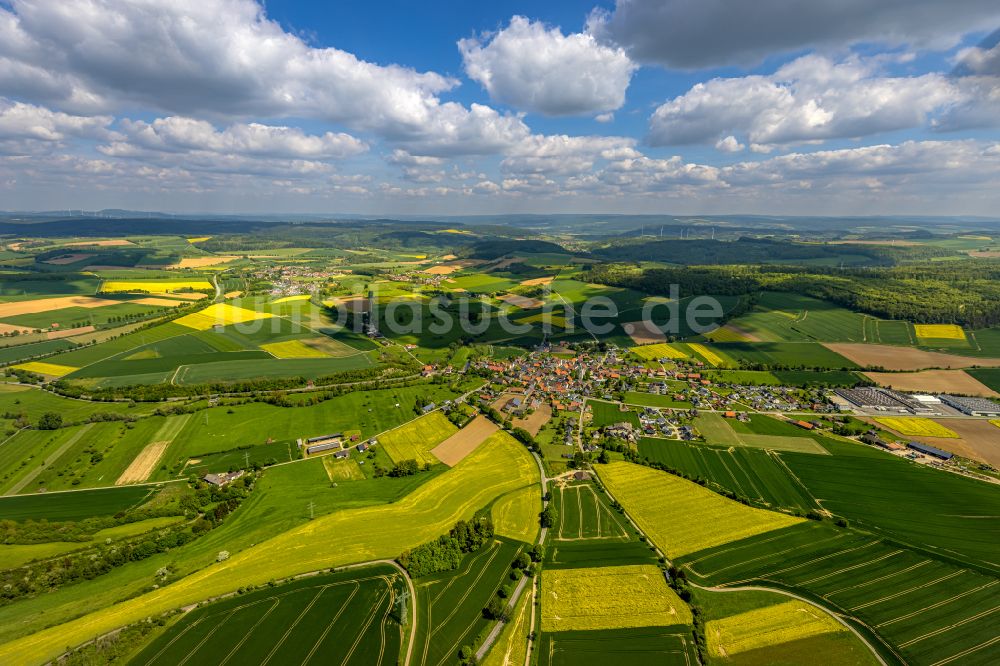 Erkeln aus der Vogelperspektive: Stadtrand mit landwirtschaftlichen Feldern in Erkeln im Bundesland Nordrhein-Westfalen, Deutschland