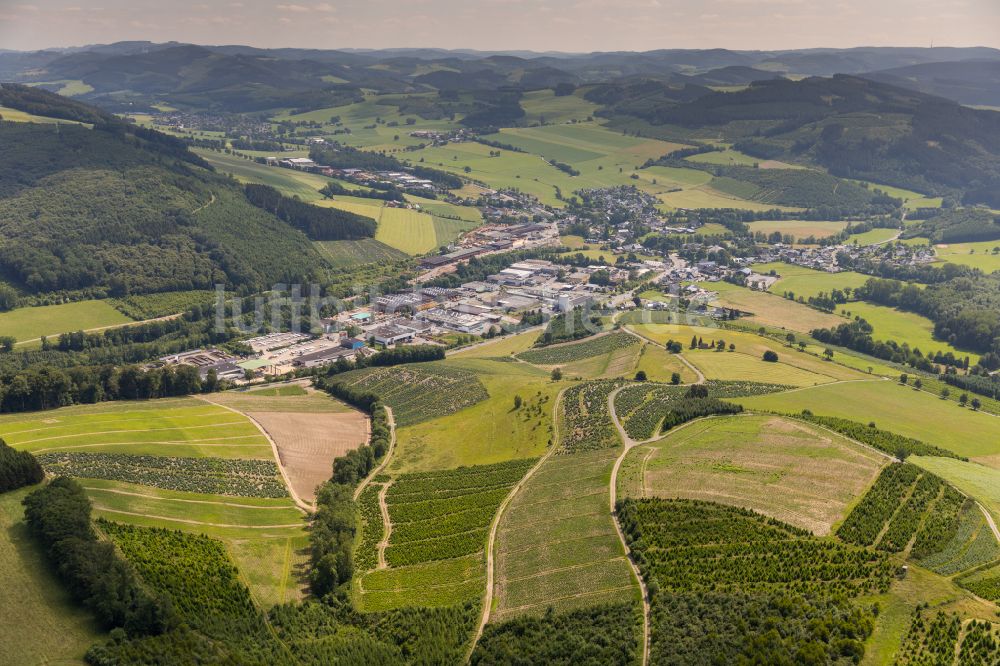 Luftbild Eslohe (Sauerland) - Stadtrand mit landwirtschaftlichen Feldern in Eslohe (Sauerland) im Bundesland Nordrhein-Westfalen, Deutschland