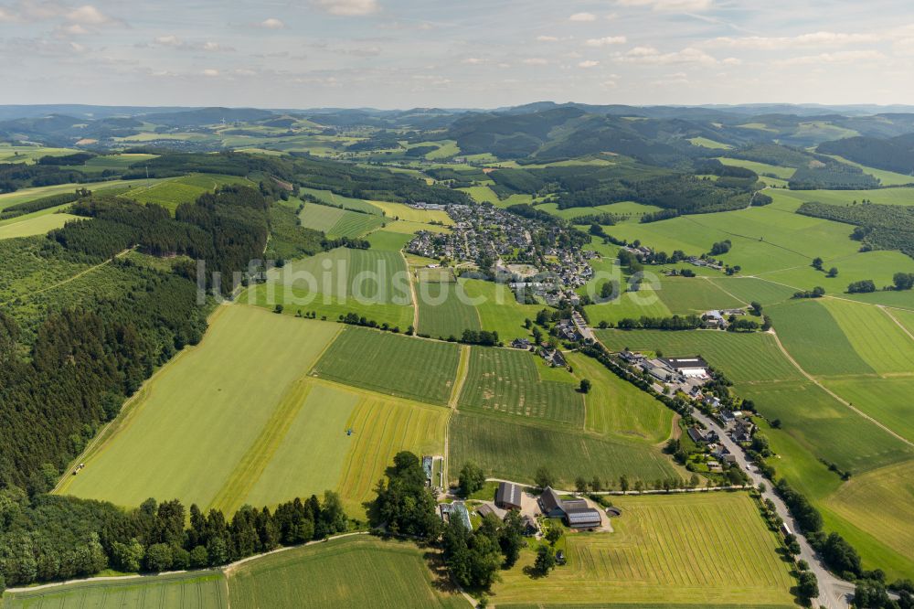 Eslohe (Sauerland) aus der Vogelperspektive: Stadtrand mit landwirtschaftlichen Feldern in Eslohe (Sauerland) im Bundesland Nordrhein-Westfalen, Deutschland