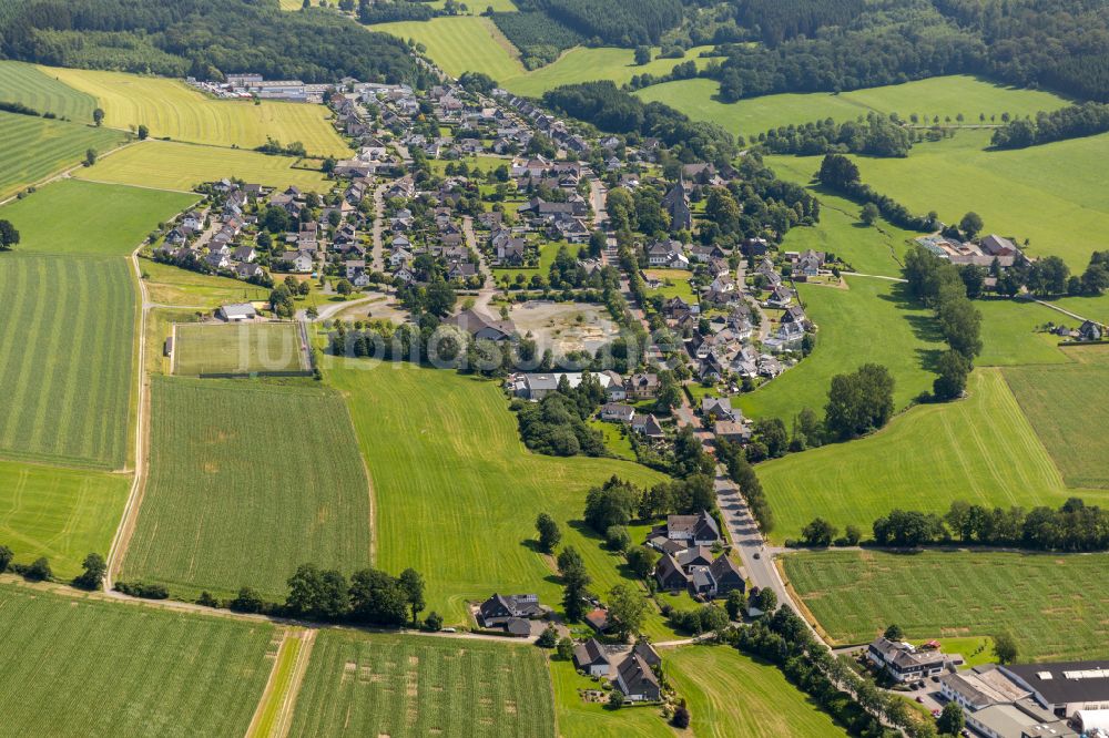 Luftbild Eslohe (Sauerland) - Stadtrand mit landwirtschaftlichen Feldern in Eslohe (Sauerland) im Bundesland Nordrhein-Westfalen, Deutschland