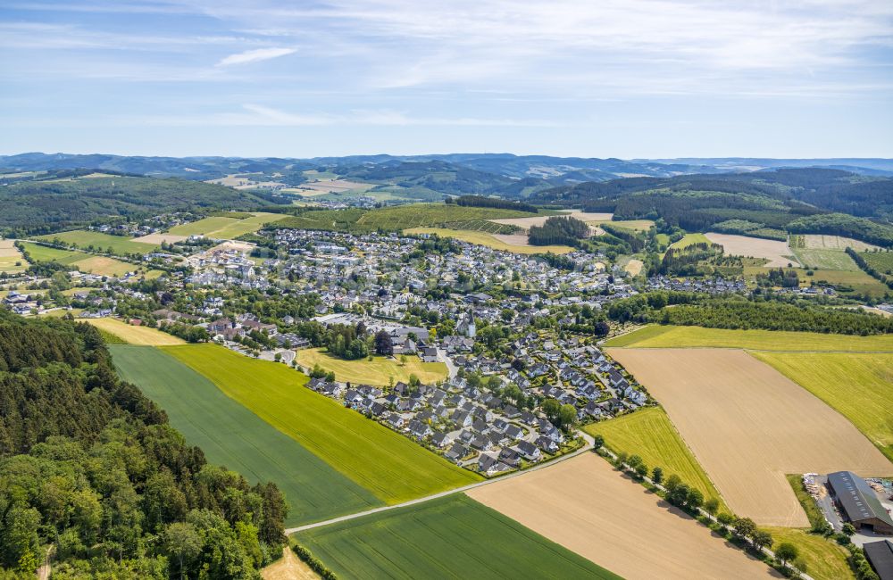 Luftaufnahme Eslohe (Sauerland) - Stadtrand mit landwirtschaftlichen Feldern in Eslohe (Sauerland) im Bundesland Nordrhein-Westfalen, Deutschland