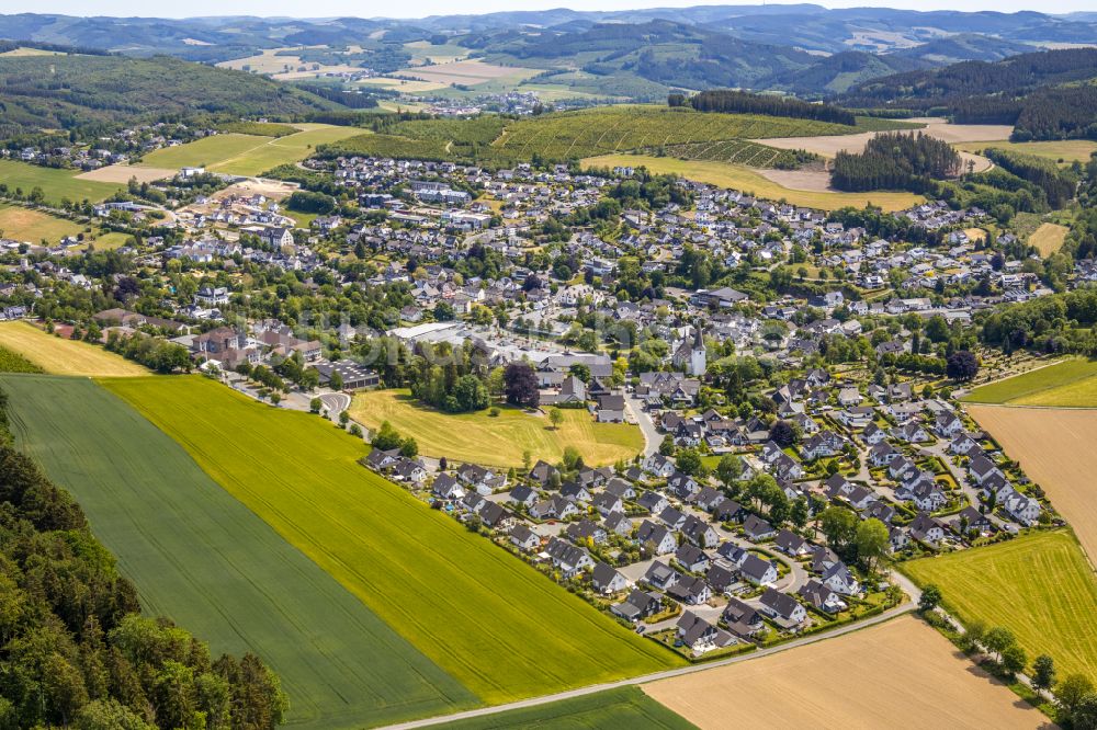 Eslohe (Sauerland) von oben - Stadtrand mit landwirtschaftlichen Feldern in Eslohe (Sauerland) im Bundesland Nordrhein-Westfalen, Deutschland