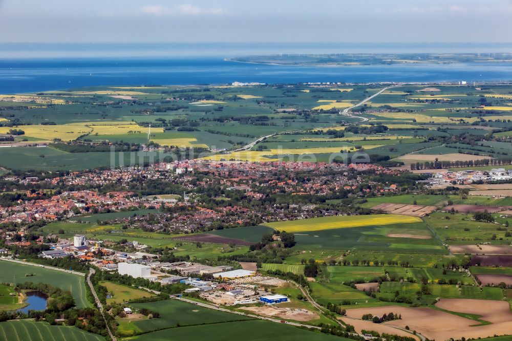 Oldenburg in Holstein aus der Vogelperspektive: Stadtrand mit landwirtschaftlichen Feldern und Gewerbegebiet an der Bundesautobahn A1 in Oldenburg in Holstein im Bundesland Schleswig-Holstein, Deutschland