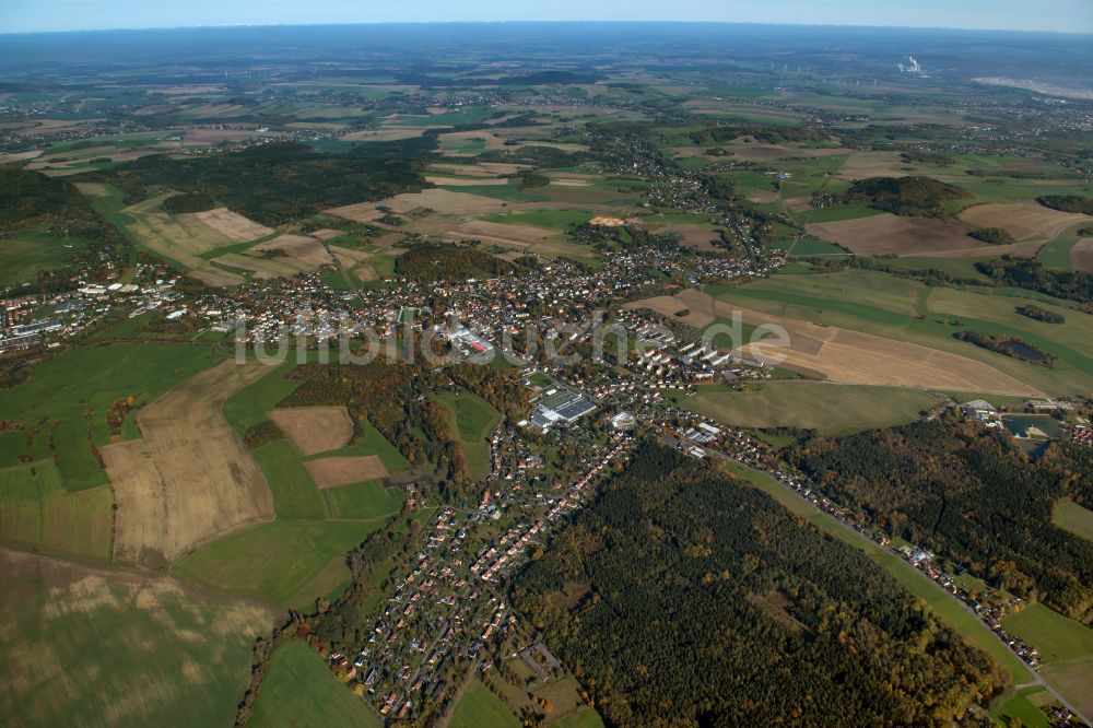 Großschönau aus der Vogelperspektive: Stadtrand mit landwirtschaftlichen Feldern in Großschönau im Bundesland Sachsen, Deutschland