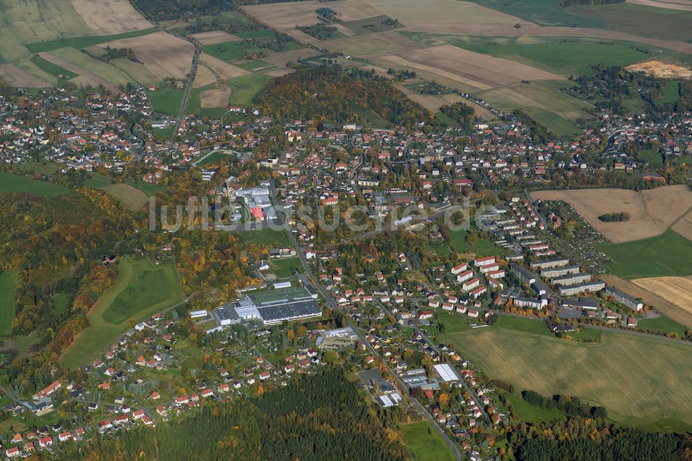 Großschönau aus der Vogelperspektive: Stadtrand mit landwirtschaftlichen Feldern in Großschönau im Bundesland Sachsen, Deutschland