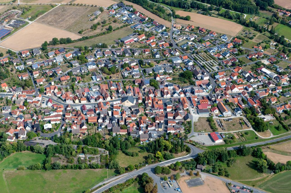 Gössenheim aus der Vogelperspektive: Stadtrand mit landwirtschaftlichen Feldern in Gössenheim im Bundesland Bayern, Deutschland