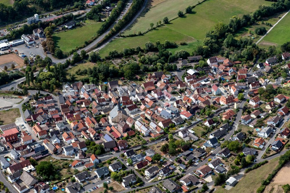 Gössenheim von oben - Stadtrand mit landwirtschaftlichen Feldern in Gössenheim im Bundesland Bayern, Deutschland