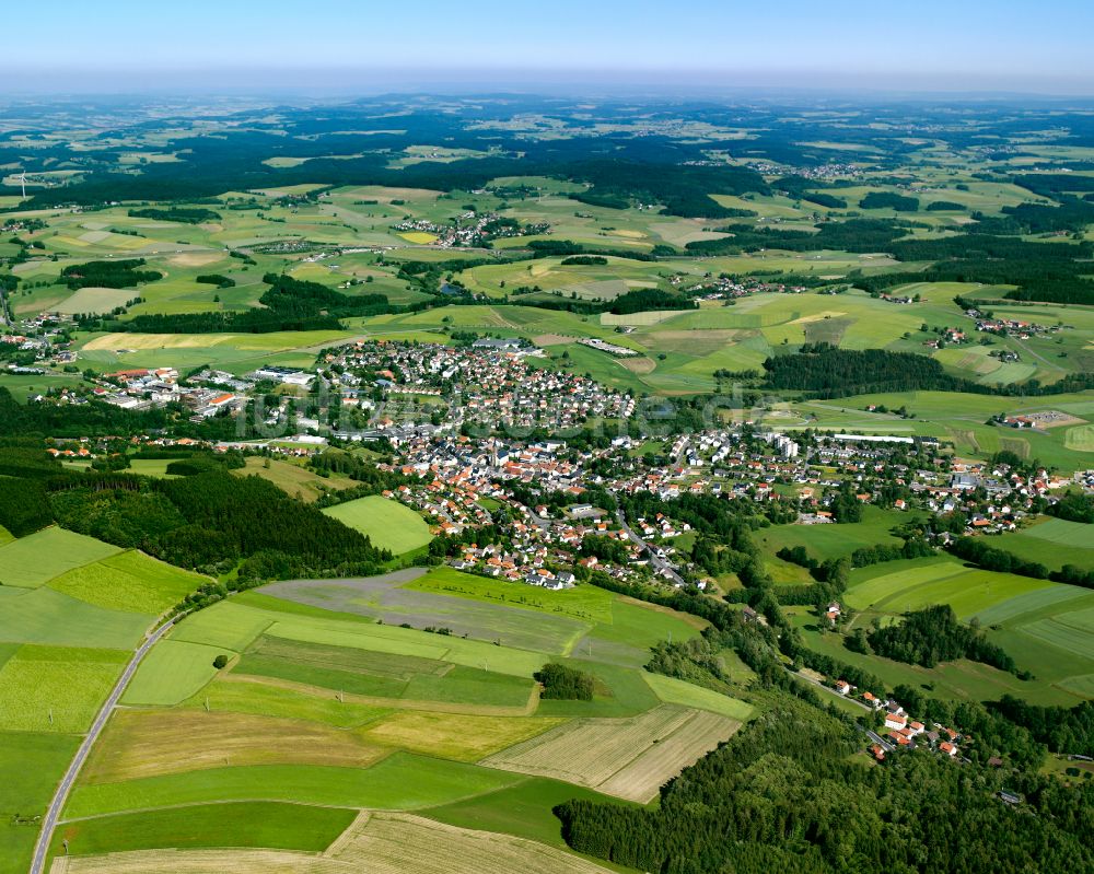 Kastenmühle von oben - Stadtrand mit landwirtschaftlichen Feldern in Kastenmühle im Bundesland Bayern, Deutschland