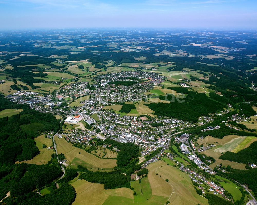 Luftaufnahme Kierspe - Stadtrand mit landwirtschaftlichen Feldern in Kierspe im Bundesland Nordrhein-Westfalen, Deutschland