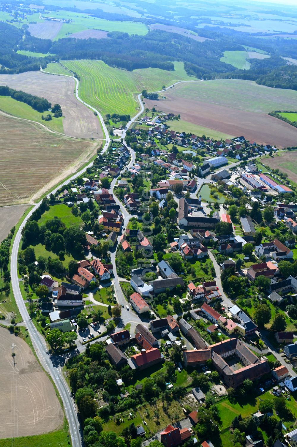 Kleindraxdorf von oben - Stadtrand mit landwirtschaftlichen Feldern in Kleindraxdorf im Bundesland Thüringen, Deutschland