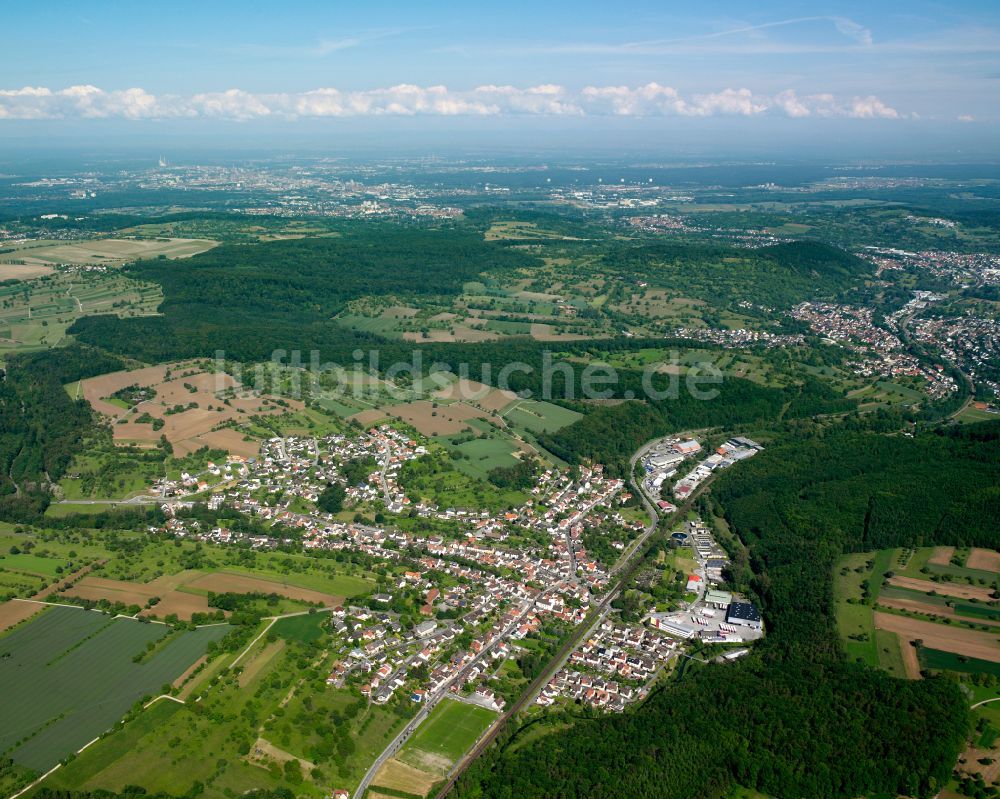 Kleinsteinbach aus der Vogelperspektive: Stadtrand mit landwirtschaftlichen Feldern in Kleinsteinbach im Bundesland Baden-Württemberg, Deutschland