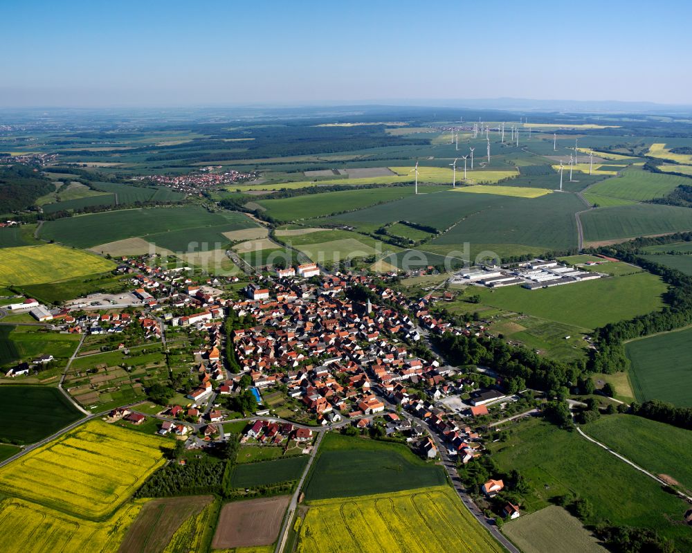 Küllstedt aus der Vogelperspektive: Stadtrand mit landwirtschaftlichen Feldern in Küllstedt im Bundesland Thüringen, Deutschland