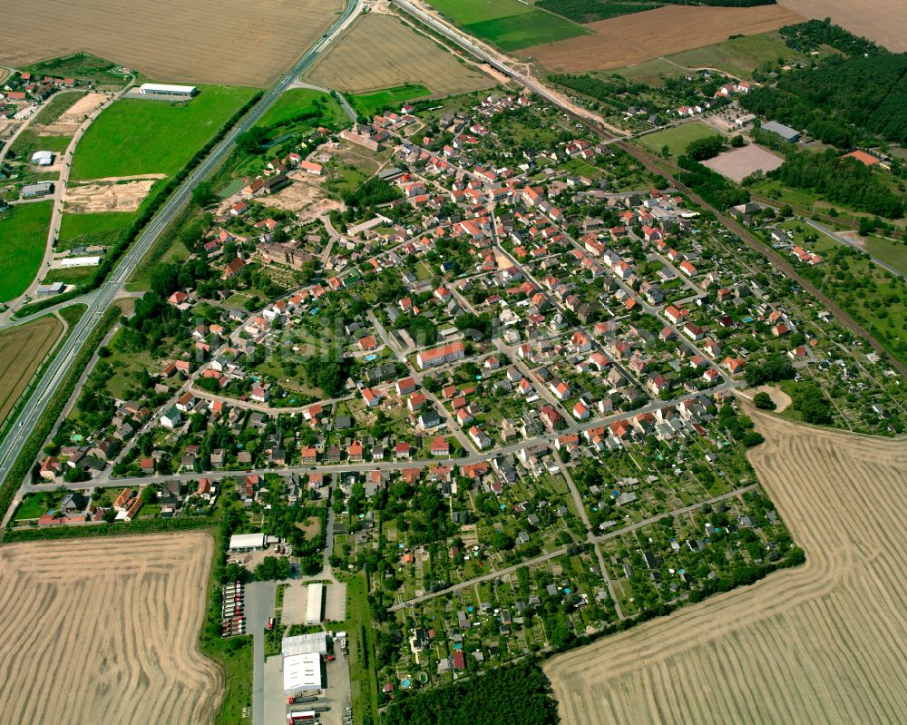 Röderau aus der Vogelperspektive: Stadtrand mit landwirtschaftlichen Feldern in Röderau im Bundesland Sachsen, Deutschland