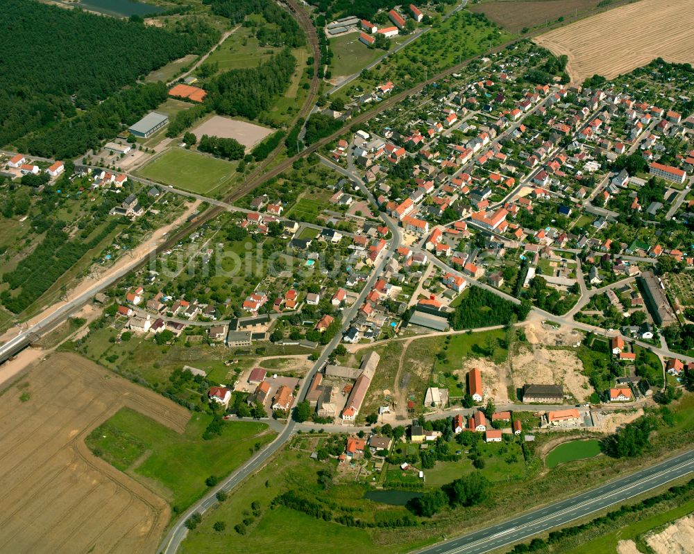 Luftbild Röderau - Stadtrand mit landwirtschaftlichen Feldern in Röderau im Bundesland Sachsen, Deutschland