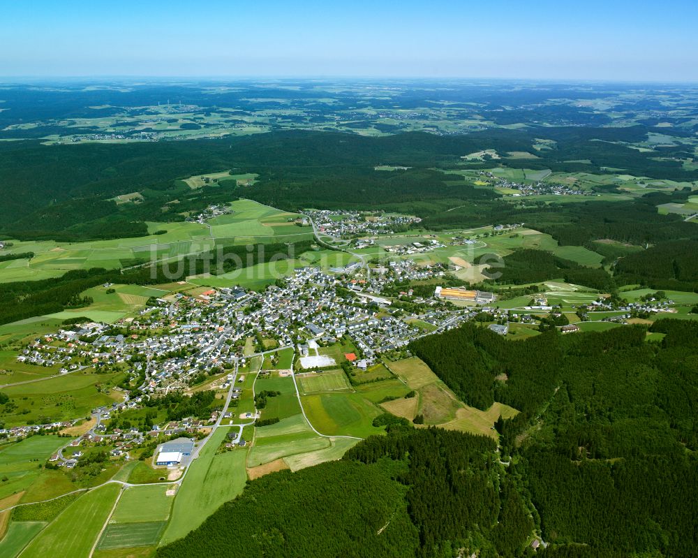 Schwarzenbach am Wald aus der Vogelperspektive: Stadtrand mit landwirtschaftlichen Feldern in Schwarzenbach am Wald im Bundesland Bayern, Deutschland