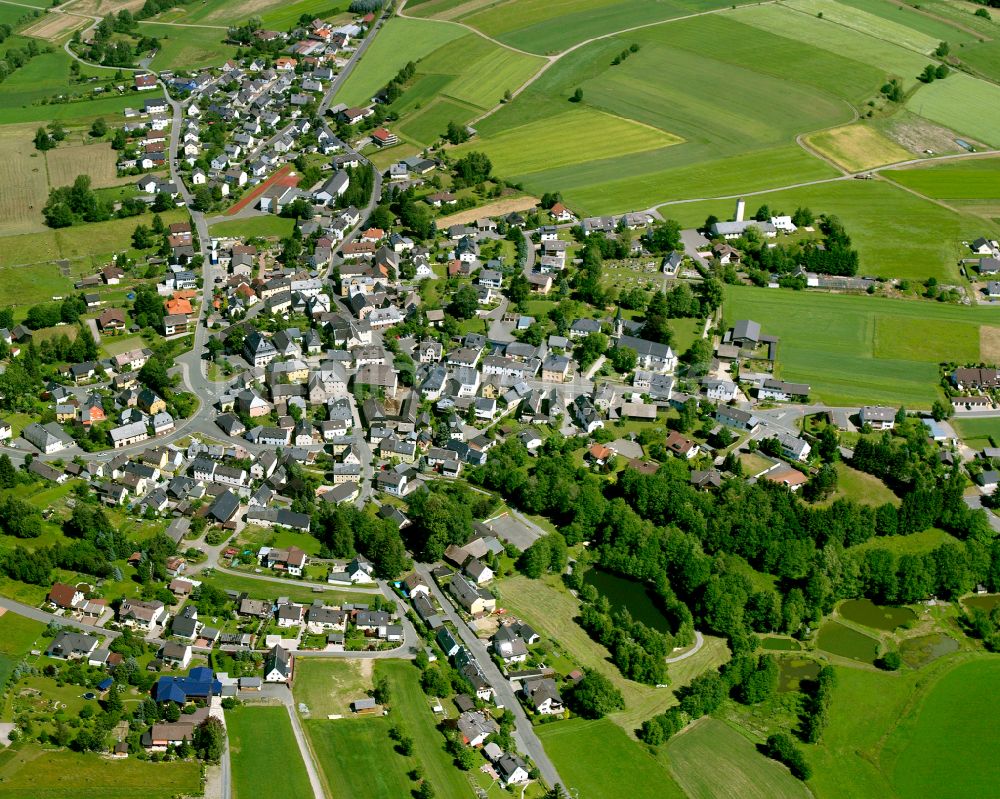 Sparneck von oben - Stadtrand mit landwirtschaftlichen Feldern in Sparneck im Bundesland Bayern, Deutschland