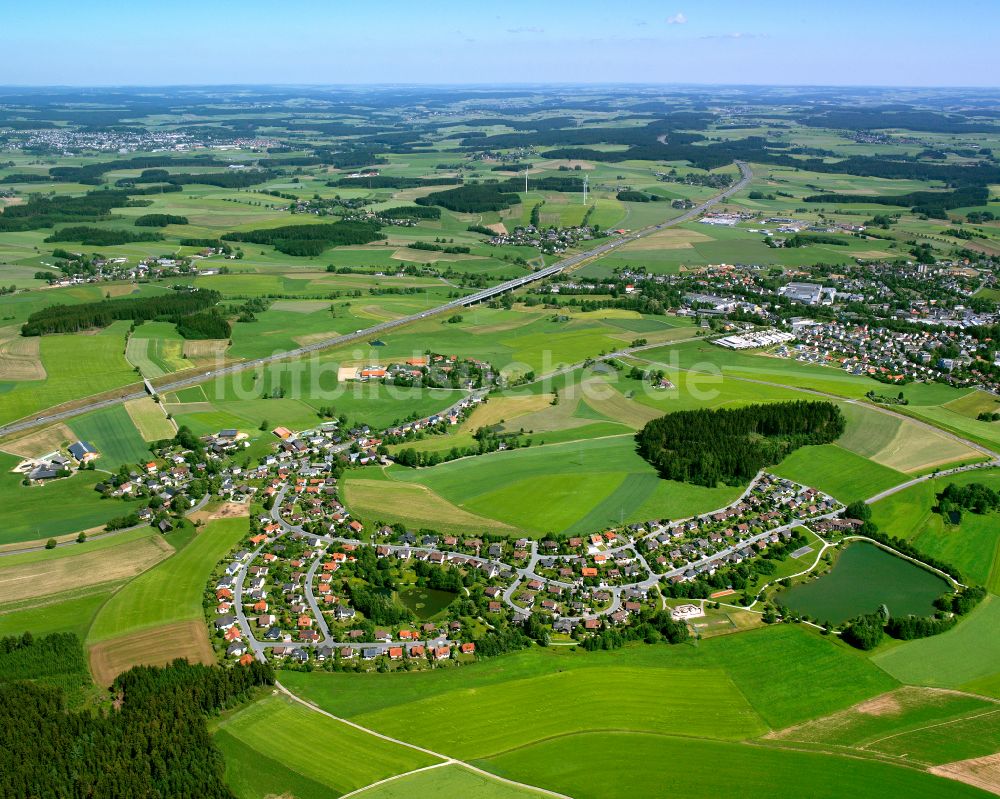 Luftaufnahme Straas - Stadtrand mit landwirtschaftlichen Feldern in Straas im Bundesland Bayern, Deutschland