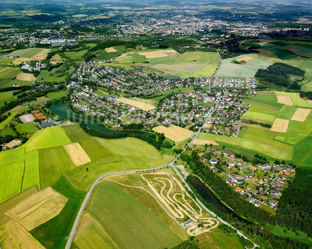Tauperlitz von oben - Stadtrand mit landwirtschaftlichen Feldern in Tauperlitz im Bundesland Bayern, Deutschland