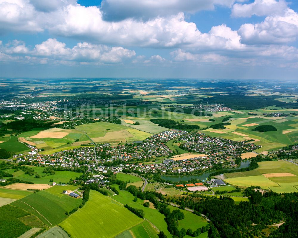 Tauperlitz aus der Vogelperspektive: Stadtrand mit landwirtschaftlichen Feldern in Tauperlitz im Bundesland Bayern, Deutschland