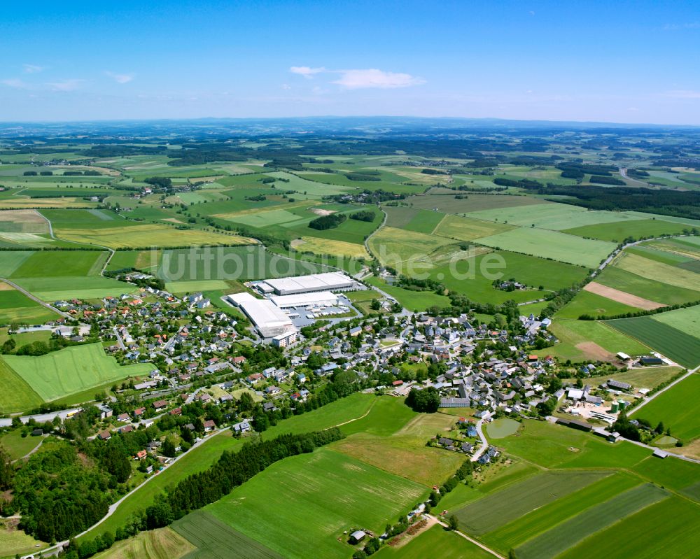 Töpen von oben - Stadtrand mit landwirtschaftlichen Feldern in Töpen im Bundesland Bayern, Deutschland