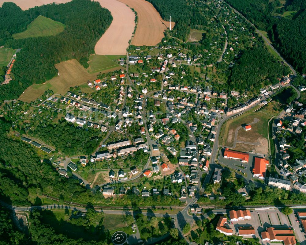 Triebes von oben - Stadtrand mit landwirtschaftlichen Feldern in Triebes im Bundesland Thüringen, Deutschland