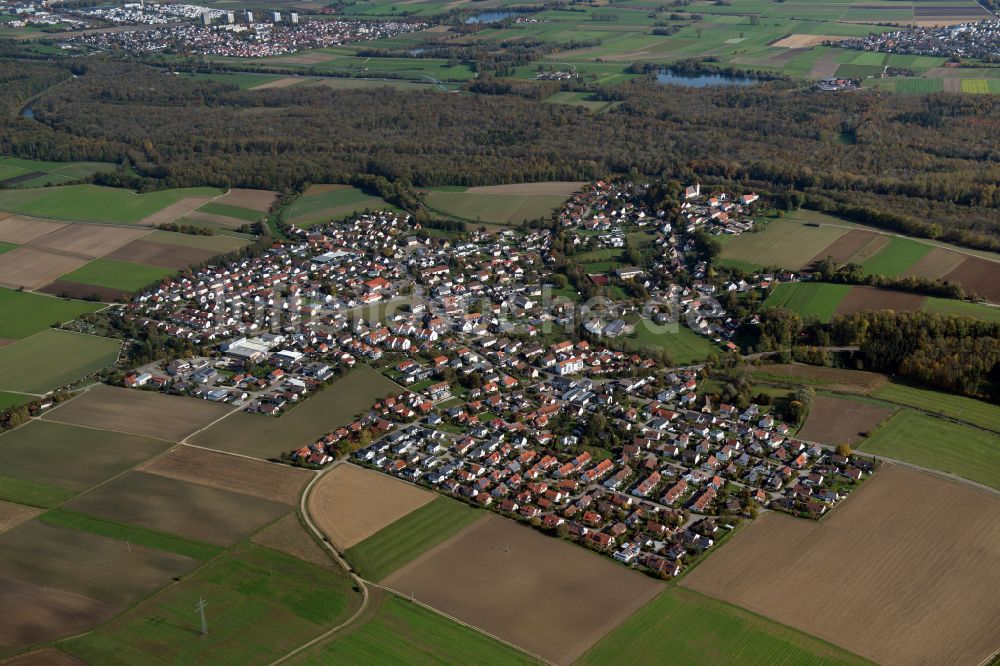 Unterkirchberg aus der Vogelperspektive: Stadtrand mit landwirtschaftlichen Feldern in Unterkirchberg im Bundesland Baden-Württemberg, Deutschland