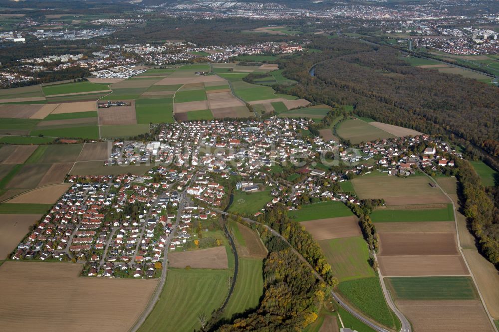 Luftaufnahme Unterkirchberg - Stadtrand mit landwirtschaftlichen Feldern in Unterkirchberg im Bundesland Baden-Württemberg, Deutschland