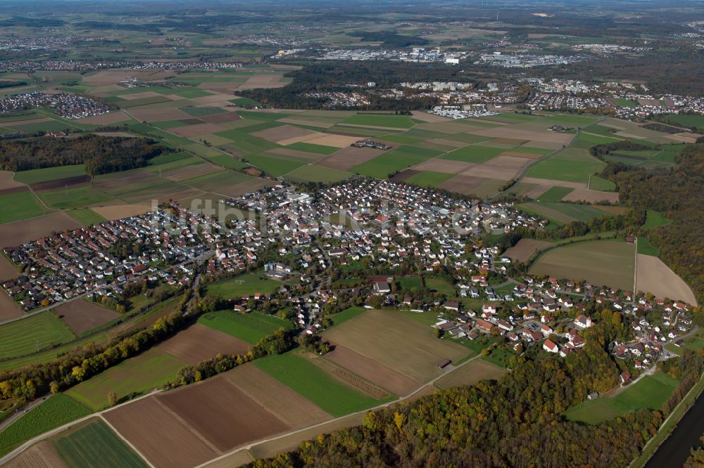 Unterkirchberg von oben - Stadtrand mit landwirtschaftlichen Feldern in Unterkirchberg im Bundesland Baden-Württemberg, Deutschland