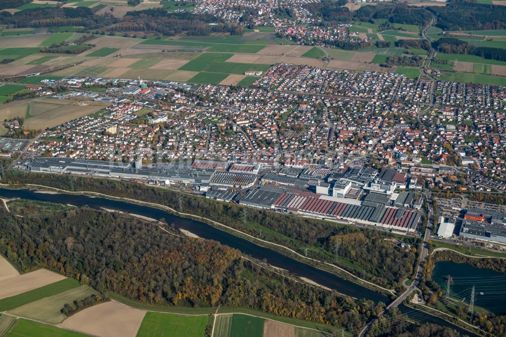 Vöhringen von oben - Stadtrand mit landwirtschaftlichen Feldern in Vöhringen im Bundesland Bayern, Deutschland