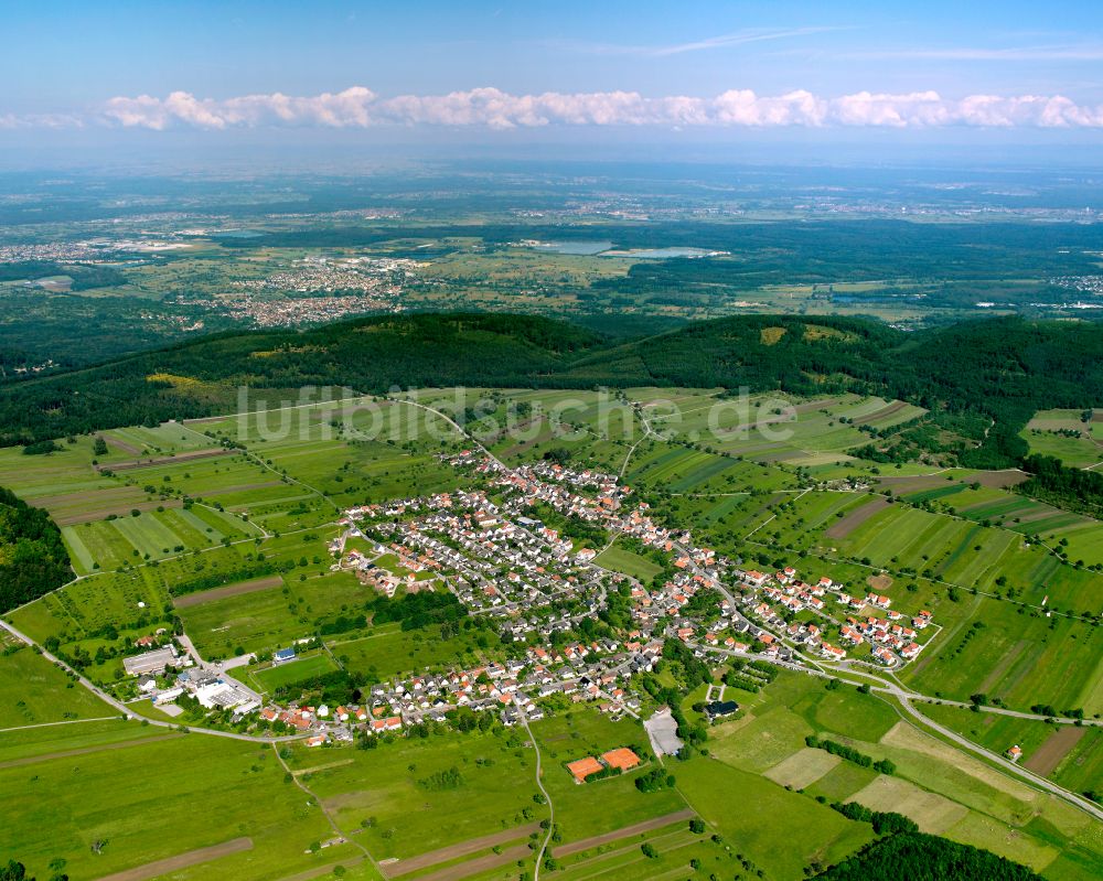 Luftaufnahme Völkersbach - Stadtrand mit landwirtschaftlichen Feldern in Völkersbach im Bundesland Baden-Württemberg, Deutschland